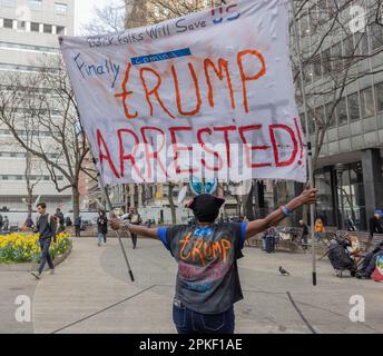 NEW YORK, NEW YORK. – 4. April 2023: Ein Demonstrante wird in Lower Manhattan vor einer Anhörung zur Anklageerhebung für den ehemaligen Präsidenten Donald Trump gesehen. Stockfoto