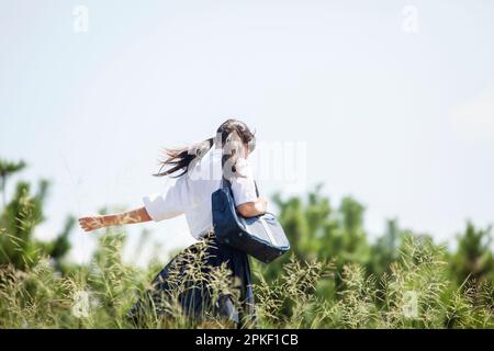 Schüler der Mittelstufe winken mit den Händen in der Luft Stockfoto