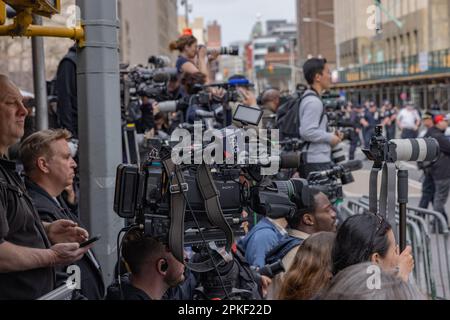 NEW YORK, NEW YORK. – 4. April 2023: Medienvertreter versammeln sich in Lower Manhattan, um über eine Anhörung zur Anklageerhebung für den ehemaligen Präsidenten Donald Trump zu berichten. Stockfoto