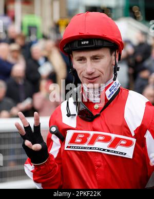 Oisin Murphy nach dem Sieg der Spreadex All-Weather Mile Championships Conditions bei Berkshire Shadow auf der Rennbahn Newcastle, Newcastle. Foto: Freitag, 7. April 2023. Stockfoto