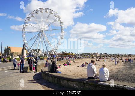 Troon, Großbritannien. 07. April 2023. Am Osterfreitag, dem ersten Tag des Osterferienwochenendes, zog das warme und sonnige Wetter einige Leute an den Strand. Kredit: Findlay/Alamy Live News Stockfoto