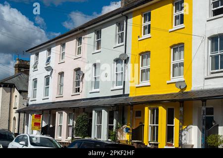 Maidenhead, Berkshire, Großbritannien. 7. April 2023. In Maidenhead, Berkshire, gibt es eine Reihe farbenfroher Reihen bemalter Terrassenhäuser. Die Building Society Halifax berichtete, dass sich die Wohnimmobilienpreise in den letzten drei Monaten bis Ende März weiterhin leicht erholt haben. Dies ist trotz der steigenden Lebenshaltungskosten der Fall. Kredit: Maureen McLean/Alamy Live News Stockfoto