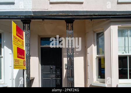Maidenhead, Berkshire, Großbritannien. 7. April 2023. Ein Verkaufsschild und ein Verkaufsschild an einer hübschen bunten Reihe von bemalten Terrassenhäusern in Maidenhead, Berkshire. Die Building Society Halifax berichtete, dass sich die Wohnimmobilienpreise in den letzten drei Monaten bis Ende März weiterhin leicht erholt haben. Dies ist trotz der steigenden Lebenshaltungskosten der Fall. Kredit: Maureen McLean/Alamy Live News Stockfoto