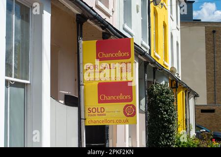 Maidenhead, Berkshire, Großbritannien. 7. April 2023. Ein Verkaufsschild und ein Verkaufsschild an einer hübschen bunten Reihe von bemalten Terrassenhäusern in Maidenhead, Berkshire. Die Building Society Halifax berichtete, dass sich die Wohnimmobilienpreise in den letzten drei Monaten bis Ende März weiterhin leicht erholt haben. Dies ist trotz der steigenden Lebenshaltungskosten der Fall. Kredit: Maureen McLean/Alamy Live News Stockfoto