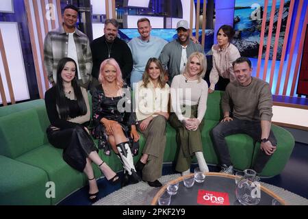 Fotodatei vom 13./2/2023 der Moderatoren Jermaine Jenas (hinten links) und Alex Jones (hinten rechts) mit (von links nach rechts) Tina Barrett, Paul Cattermole, Hannah Spearritt, Jon Lee, Rachel Stevens, Bradley McIntosh und Jo O'Meara von S Club 7 und Schauspieler Neil McDermott während der Dreharbeiten für die One Show in London. Der Sänger Paul Cattermole aus dem Club 7 ist im Alter von 46 Jahren gestorben, eine Aussage seiner Familie und der Gruppe. Ausgabedatum: Freitag, 7. April 2023. Stockfoto