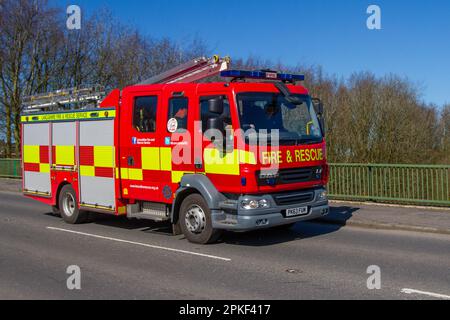 Feuerwehr- und Rettungsdienst Lancashire Brigade DAF LF Crew Cab; Überquerung der Autobahnbrücke im Großraum Manchester, Großbritannien Stockfoto