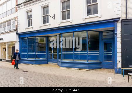 Ein geschlossener und leerer Laden in der Norfolk Street, King's Lynn. Stockfoto