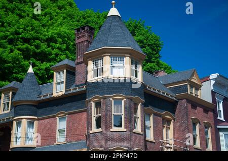 Ein viktorianisches Backsteingebäude in der historischen Stadt Jim Thorpe Pennsylvania an einem sonnigen Tag mit blauem Himmel. Stockfoto