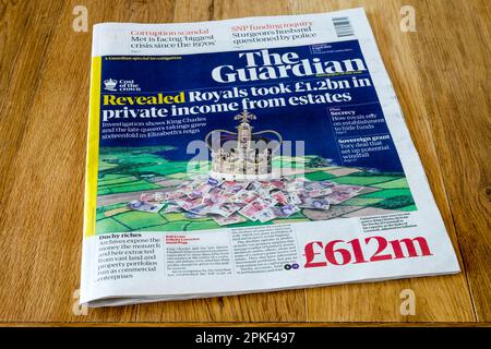 6 April 2023 Titelseite von The Guardian enthüllt königliche Familie nahm 1,2bn Pfund Privateinkommen von Anwesen. Stockfoto