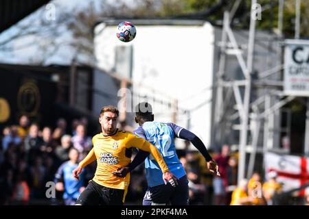 Toto Nsiala (22 Fleetwood) fordert Sam Smith (10 Cambridge United) in der Luft während des Spiels der Sky Bet League 1 zwischen Cambridge United und Fleetwood Town im R Costings Abbey Stadium, Cambridge, am Freitag, den 7. April 2023. (Foto: Kevin Hodgson | MI News) Guthaben: MI News & Sport /Alamy Live News Stockfoto