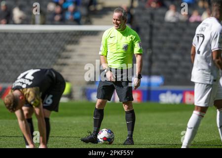 Milton Keynes, Großbritannien. 7. April 2023. Schiedsrichter Carl Brook während der ersten Hälfte des Spiels der Sky Bet League 1 zwischen MK Dons und Portsmouth im Stadium MK, Milton Keynes, am Freitag, den 7. April 2023. (Foto: John Cripps | MI News) Guthaben: MI News & Sport /Alamy Live News Stockfoto