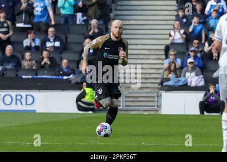 Milton Keynes, Großbritannien. 7. April 2023. Connor Ogilvie von Portsmouth während der ersten Hälfte des Sky Bet League 1-Spiels zwischen MK Dons und Portsmouth im Stadium MK, Milton Keynes, am Freitag, den 7. April 2023. (Foto: John Cripps | MI News) Guthaben: MI News & Sport /Alamy Live News Stockfoto