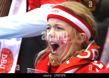 Malmö, Schweden. 07. April 2023. Eleda Stadion, Malmo, Schweden, April7. 2023: Dänischer Unterstützer während des Freundschaftsspiels zwischen Schweden und Dänemark am 7. 2023. April im Eleda Stadion in Malmö, Schweden (Peter Sonander/SPP). Kredit: SPP Sport Press Photo. Alamy Live News Stockfoto