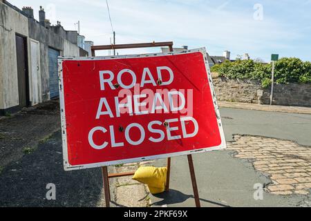 Straßensperrenschild von einem Versorgungsunternehmen, das wichtige Upgrades durchführt Stockfoto