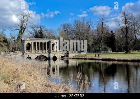 Blick auf die Palladian Bridge in Stowe Gardens, Buckinghamshire Stockfoto