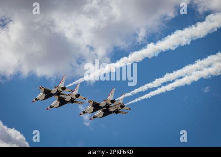 Die US Air Force Thunderbirds treten auf der 2023 Thunder and Lightning Over Arizona Airshow auf dem Luftwaffenstützpunkt Davis-Monthan in Tucson, Arizona, auf. Stockfoto