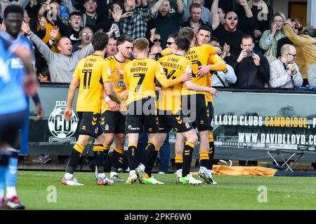 Cambridge feiert am Freitag, den 7. April 2023, die Strafe von Sam Smith (10 Cambridge United) beim Sky Bet League 1-Spiel zwischen Cambridge United und Fleetwood Town im R Costings Abbey Stadium in Cambridge. (Foto: Kevin Hodgson | MI News) Guthaben: MI News & Sport /Alamy Live News Stockfoto