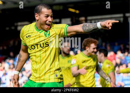 Colonel Hernandez #25 von Norwich City feiert Gabriel Sara #17 von Norwich Citys Ziel, beim Sky Bet Championship-Spiel Blackburn Rovers vs Norwich City im Ewood Park, Blackburn, Großbritannien, 0-2 zu werden (Foto von Ben Roberts/News Images), 7. April 2023 Stockfoto