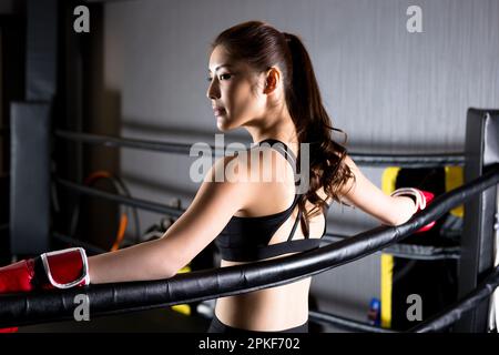 Frauen, die im Fitnessstudio trainieren Stockfoto
