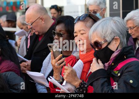 Maidenhead, Berkshire, Großbritannien. 7. April 2023. Kirchengäste aus sechs verschiedenen Kirchen in Maidenhead, die sich heute am Osterfreitag in christlicher Einheit zusammengeschlossen haben, für die Kirchen zusammen in Maidenhead, jährlicher Zeugenspaziergang, durch die Stadt. Sie sangen Hymnen zur Musik der Heilsarmee und hörten bibelgebete, einschließlich des feierlichen Todes Jesu und seiner Kreuzigung. Kredit: Maureen McLean/Alamy Live News Stockfoto