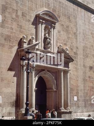 EXTERIOR-PORTADA-LEVANTADA EN 1616 EN ESTILO ESCURIALENSE-CONCATEDRAL - FOTO AÑOS 00. STANDORT: COLEGIATA DE SAN NICOLAS DE BARI. Alicante. SPANIEN. Stockfoto