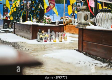 7. April 2023, Lemberg, Region Lemberg, Ukraine: Photophores im Schnee am Fuße eines Grabes. Auf dem Friedhof Lychakiv, im Südosten von Lemberg, Westukraine, am 7. April 2023. Auf dem Friedhof Lychakiv werden die Leichen hunderter ukrainischer Soldaten begraben, die im Kampf ums Leben kamen. Die Angehörigen der Verstorbenen besuchen einige Wochen vor dem orthodoxen Ostern, das am 24. April in der Ukraine gefeiert wurde, ihre Gräber. (Kreditbild: © Adrien Fillon/ZUMA Press Wire) NUR REDAKTIONELLE VERWENDUNG! Nicht für den kommerziellen GEBRAUCH! Stockfoto