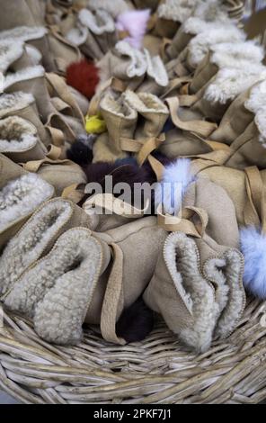 Details von handgefertigten Hausschuhen für die Polarkälte, Schutz Stockfoto