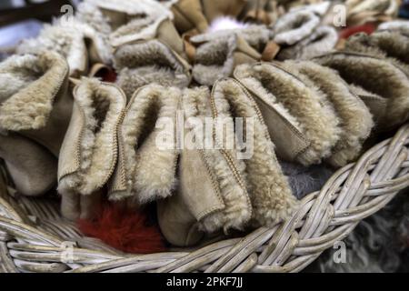 Details von handgefertigten Hausschuhen für die Polarkälte, Schutz Stockfoto