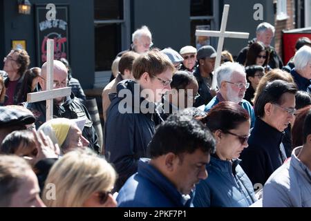 Maidenhead, Berkshire, Großbritannien. 7. April 2023. Kirchengäste aus sechs verschiedenen Kirchen in Maidenhead, die sich heute am Osterfreitag in christlicher Einheit zusammengeschlossen haben, für die Kirchen zusammen in Maidenhead, jährlicher Zeugenspaziergang, durch die Stadt. Sie sangen Hymnen zur Musik der Heilsarmee und hörten bibelgebete, einschließlich des feierlichen Todes Jesu und seiner Kreuzigung. Kredit: Maureen McLean/Alamy Live News Stockfoto
