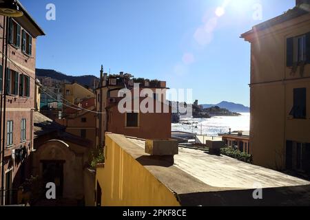 Meer und Küste an einem sonnigen Tag umgeben von einer Stadt am Meer Stockfoto