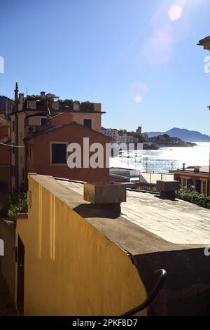 Meer und Küste an einem sonnigen Tag umgeben von einer Stadt am Meer Stockfoto