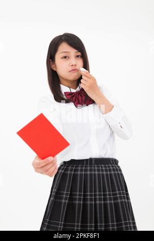 High School Schülerin, die eine rote Karte gibt Stockfoto
