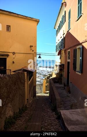 Meer und Küste an einem sonnigen Tag umgeben von einer Stadt am Meer Stockfoto