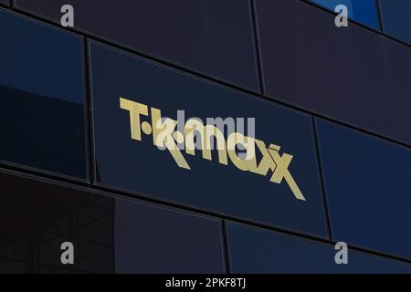 Nahaufnahme des TK Maxx Shops in Berlin am Alexanderplatz, Deutschland 6. April 2023 Stockfoto