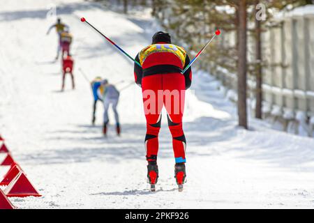 Sportler, die im Stadion Ski fahren, Wintersportmeisterschaft Stockfoto