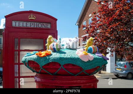 Maidenhead, Berkshire, Großbritannien. 7. April 2023. Ein hübscher Postfachaufsatz im Osterstil im Dorf Eton Wick, Windsor Berkshire, an einem wunderschönen sonnigen Tag. Kredit: Maureen McLean/Alamy Live News Stockfoto