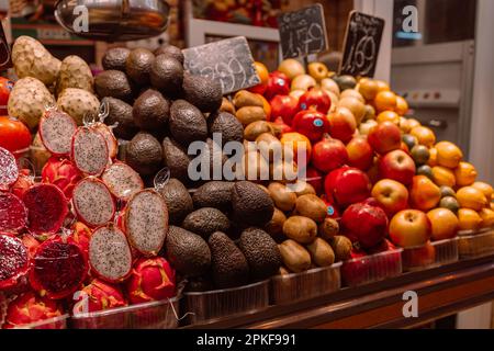Frische Kokosnüsse, Pitahaya, Avocado, Apfel und anderes Obst und Gemüse auf dem Bauernmarkt Stockfoto