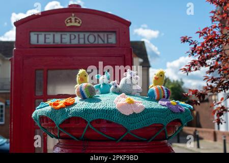 Maidenhead, Berkshire, Großbritannien. 7. April 2023. Ein hübscher Postfachaufsatz im Osterstil im Dorf Eton Wick, Windsor Berkshire, an einem wunderschönen sonnigen Tag. Kredit: Maureen McLean/Alamy Live News Stockfoto