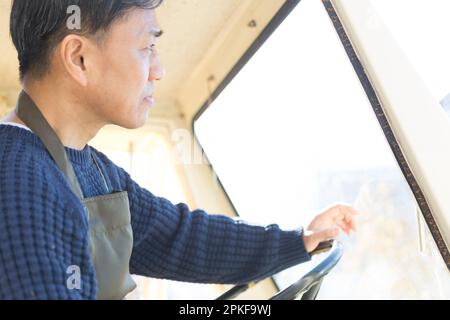 Mann, einen Traktor zu fahren Stockfoto