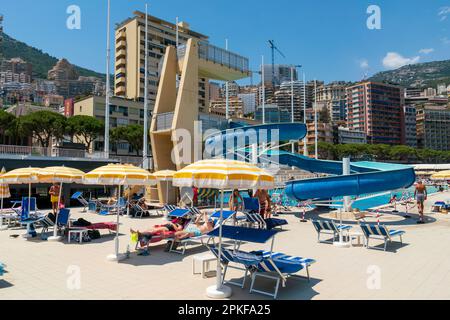 Swimmingpool (im Freien), Stade Nautique Rainier III Swimmingpool, Monaco Open-Air Swimmingpool direkt im Herzen des Hafens Stockfoto