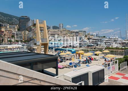 Swimmingpool (im Freien), Stade Nautique Rainier III Swimmingpool, Monaco Open-Air Swimmingpool direkt im Herzen des Hafens Stockfoto