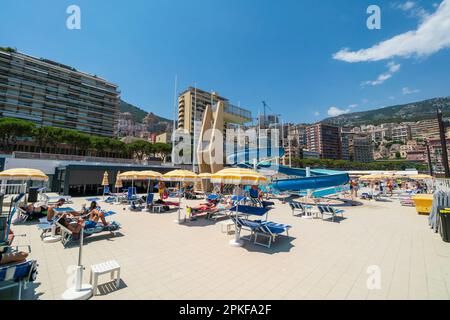 Swimmingpool (im Freien), Stade Nautique Rainier III Swimmingpool, Monaco Open-Air Swimmingpool direkt im Herzen des Hafens Stockfoto