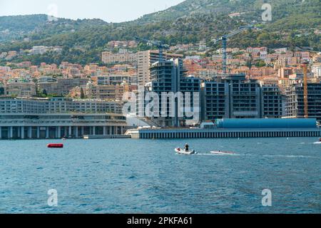 Die Küste von Monte Carlo mit Bergen im Hintergrund und Gebäuden in der Nähe der Küste Stockfoto
