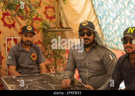 Hingol Pakistan 2022. März, Hindu-Yatris-Pilger besuchen Hinglaj mandir, Sicherheitsgurten prüfen die Lagune der Pilger Stockfoto