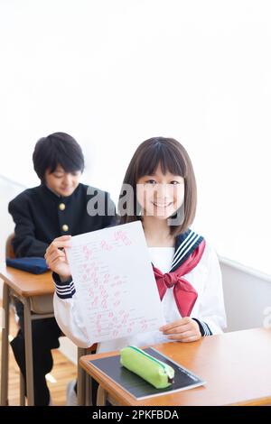 Schüler der Mittelstufe mit perfektem Ergebnis in einem Test Stockfoto