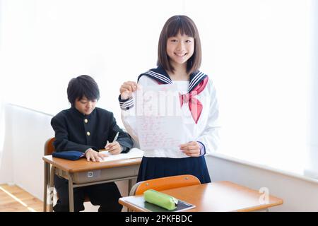 Schüler der Mittelstufe mit perfektem Ergebnis in einem Test Stockfoto