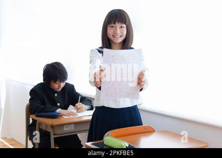 Schüler der Mittelstufe, die einen Test mit perfekter Punktzahl abhalten Stockfoto