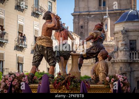 Details zum Skulpturenthron der Peitschen des Bildhauers Salzillo in der Karfreitagsprozession in Murcia, Spanien mit Skulpturen des 18. Jahrhunderts Stockfoto