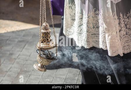 Detail eines Messdieners mit Spitze und Zensur in einer Prozession der Heiligen Woche in Murcia, Spanien Stockfoto