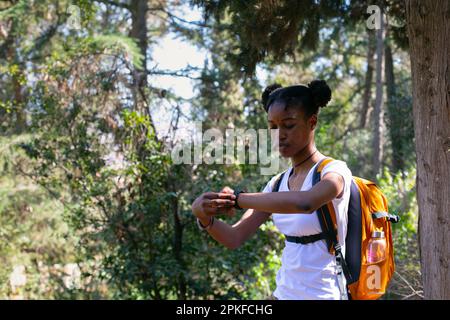 Afrikanisches Mädchen im Wald Stockfoto